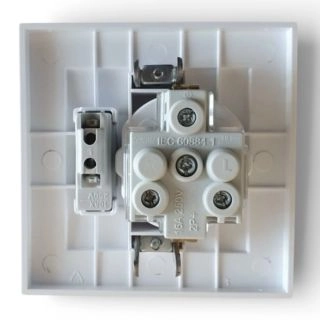 170-010002-006-Заземен контакт за вграждане с ключ MONO